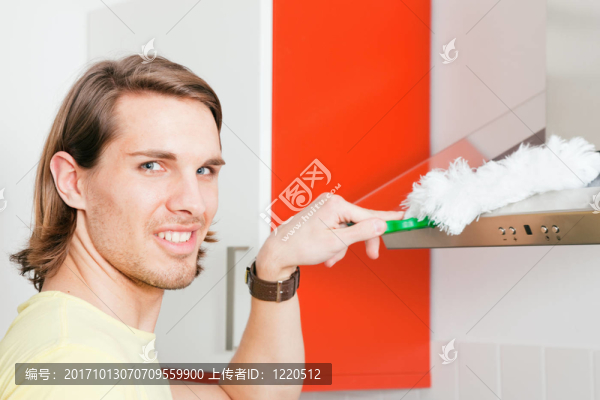 男人追逐昆蟲