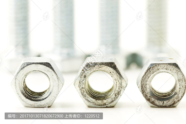 將三個螺母擰到四