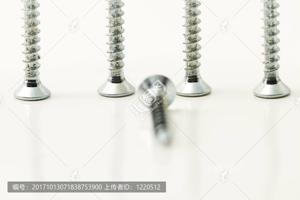 螺釘位于四的前面