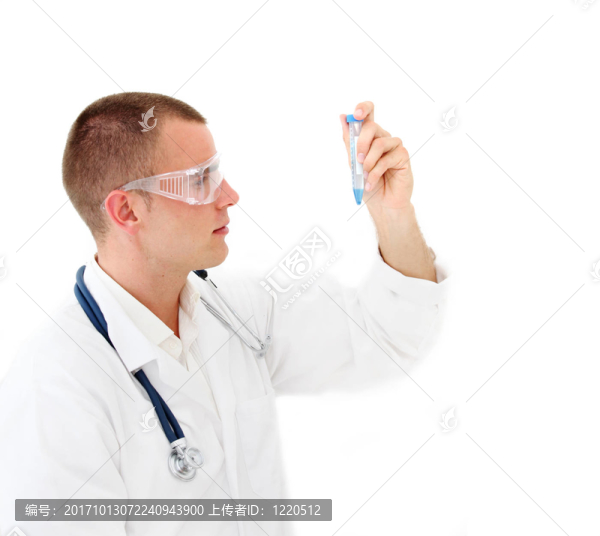 年輕科學家檢查樣品