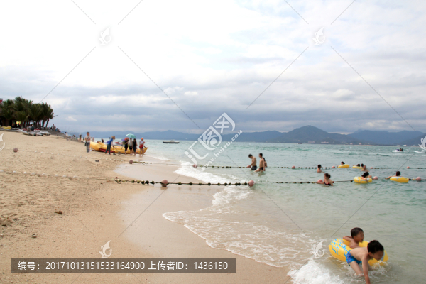 海邊玩耍