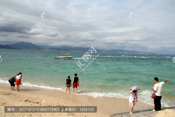 海邊玩耍