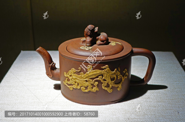 貼塑龍紋獅鈕壺,清代