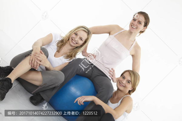 三名健身球婦女