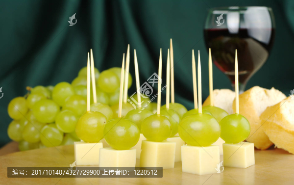 奶酪、葡萄、面包和紅酒