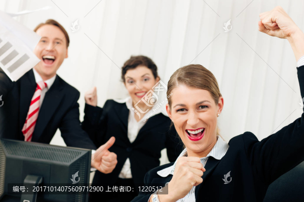 商界人士慶祝成功