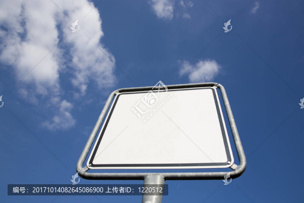 交通標(biāo)志廣場(chǎng)空蕩蕩