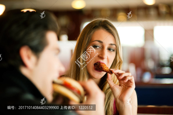 夫婦在餐館喝我奶昔