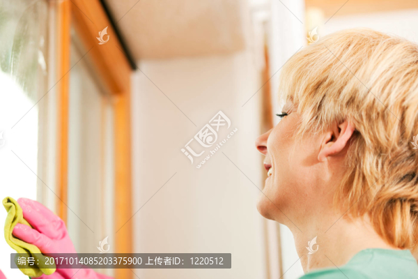 家庭主婦在擦窗戶。