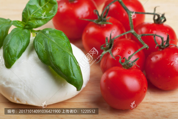 番茄，馬蘇里拉和羅勒