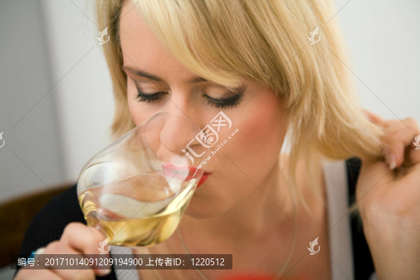 女人喝酒