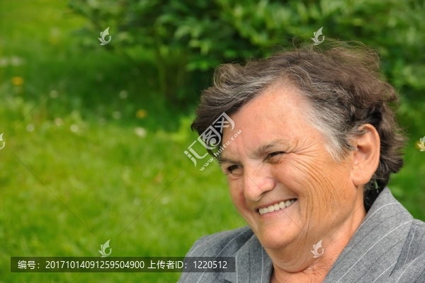 女人笑了