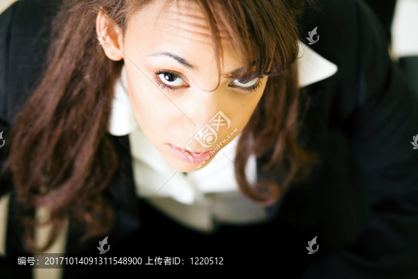 辦公室里的女人抬頭看