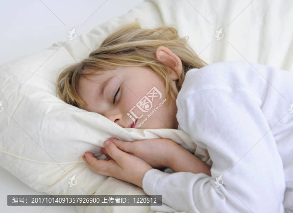 小女孩在床上睡覺。