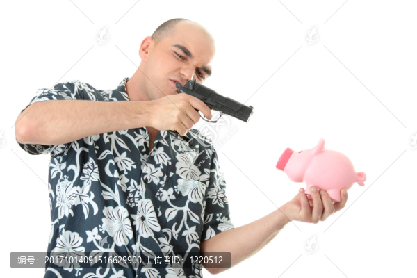 槍指著豬庫的人