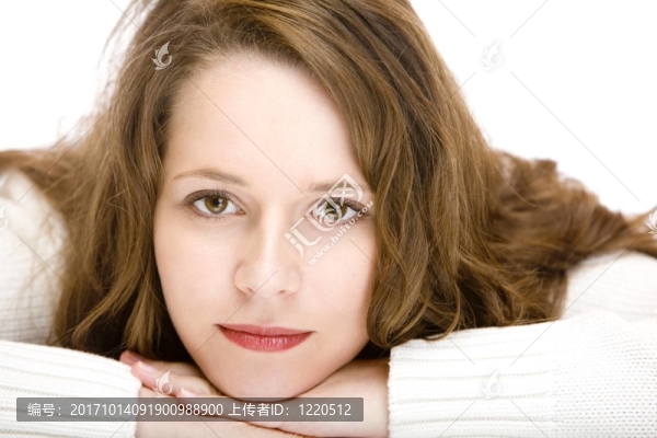 年輕漂亮的女人看起來很詫異