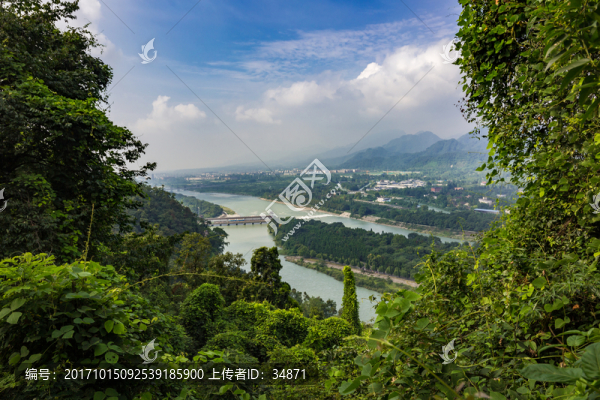 遠(yuǎn)眺都江堰水利工程