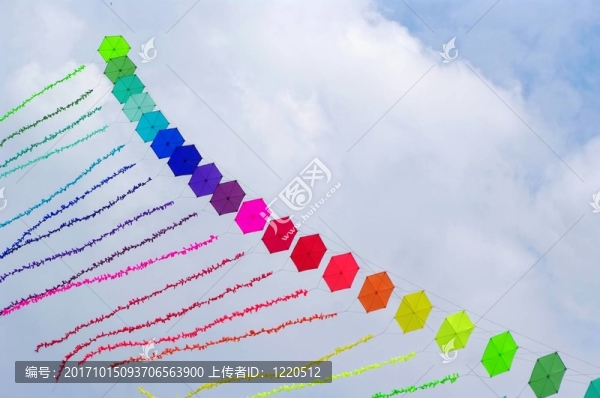天空中五顏六色的特技風箏