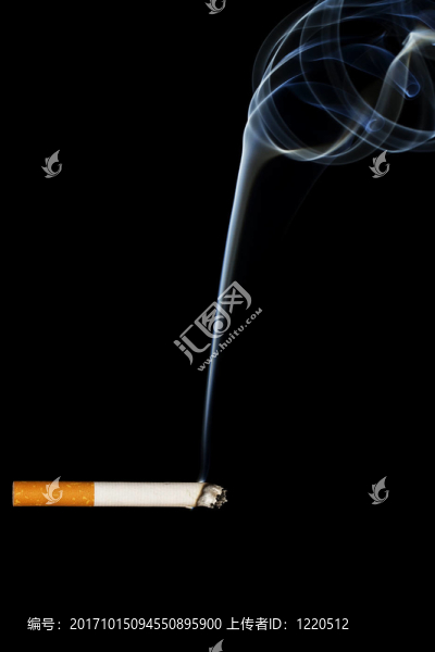 在黑煙前燃燒香煙