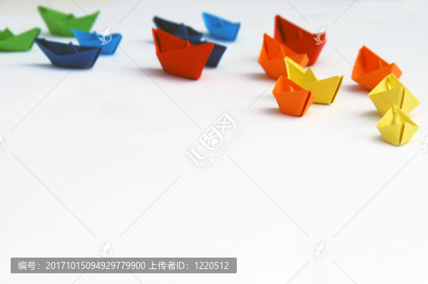 五顏六色的紙船