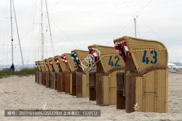 廢棄沙灘椅數(shù)