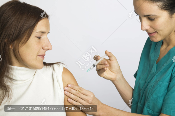 年輕護(hù)士接種病人