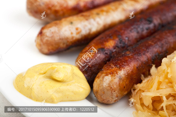 香腸、芥末和酸菜