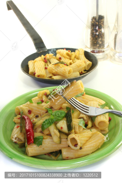 火熱的辣椒和西葫蘆tortiglione
