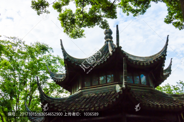 藍天白云下的屋檐