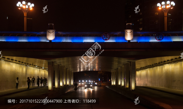 立交橋下車流夜景