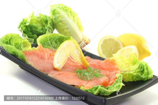 加檸檬和蒔蘿的鮭魚