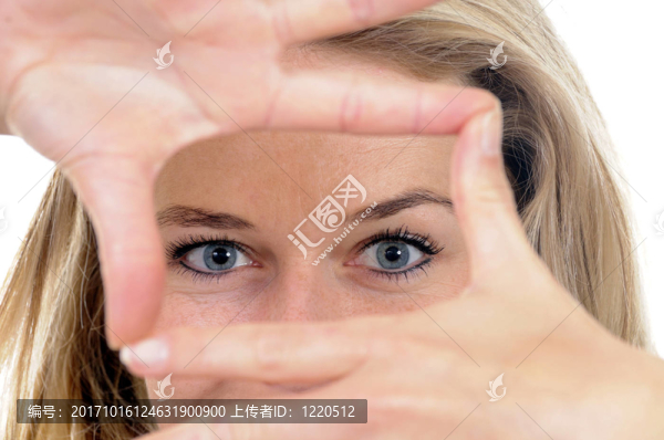 有眼光的年輕女人