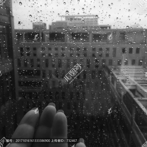 雨中的窗外