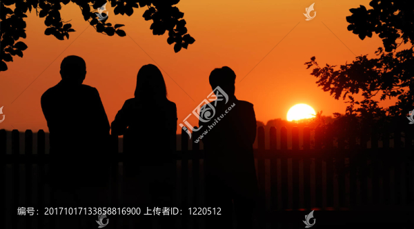 三個朋友享受sonnenuntergan