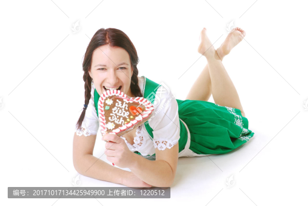 在緊身連衣裙的年輕女子