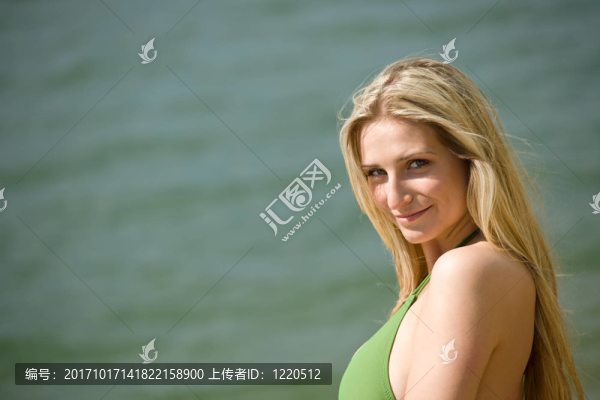 女人笑了