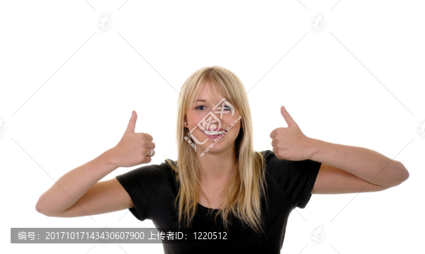 露出大拇指的年輕女子