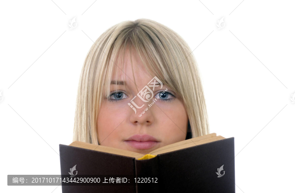 帶書的年輕女子