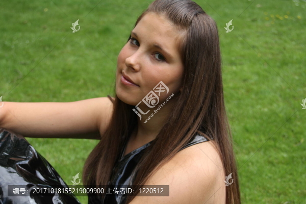 穿彩色連衣裙的年輕女子