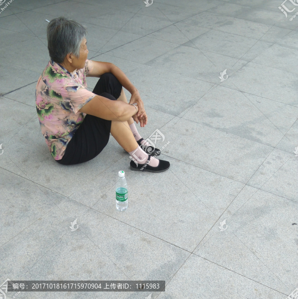 開封出站口的老人