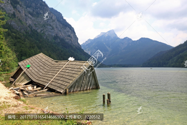 靠湖邊小屋