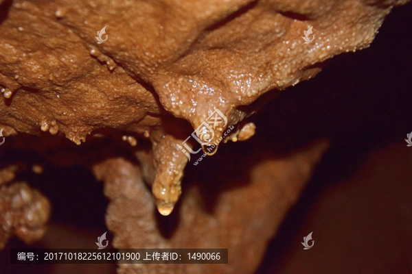 溶洞石芽上的水滴