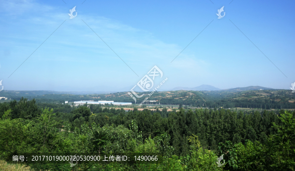 藍(lán)天下的遠(yuǎn)山風(fēng)景攝影