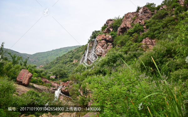 山間的瀑布與河流