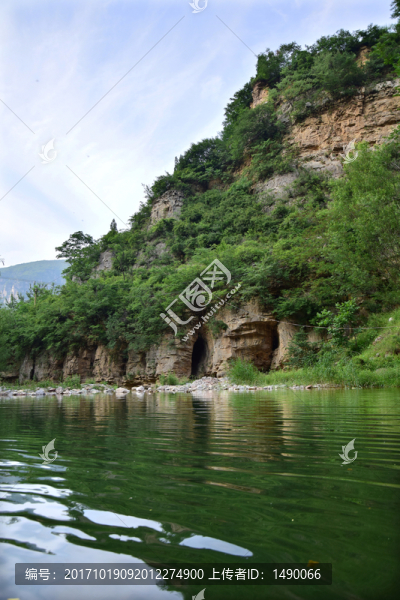 石頭山峰和綠色湖泊