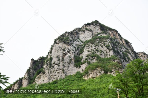 陡峭的山峰景觀