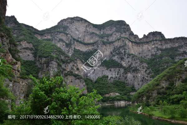 高大的斷崖山體