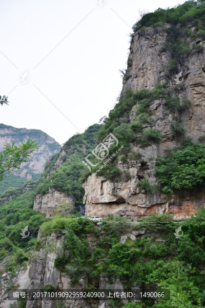 陡峭的山崖和盤山公路