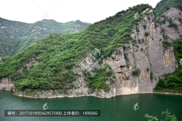 巖石山脈下的湖泊