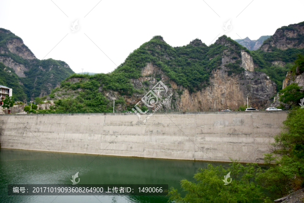山間的水庫堤壩